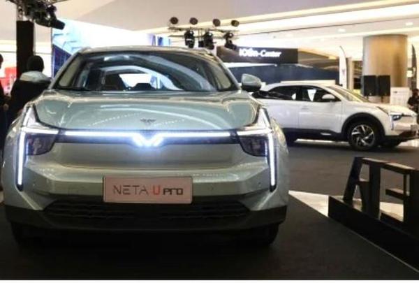 Ô tô điện Trung Quốc vừa ra mắt tại Lào có logo giống xe VinFast