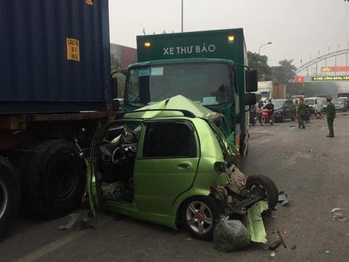 Xe thư báo Viettel Post húc đuôi nhiều xe dừng đèn đỏ gây tai nạn nghiêm trọng
