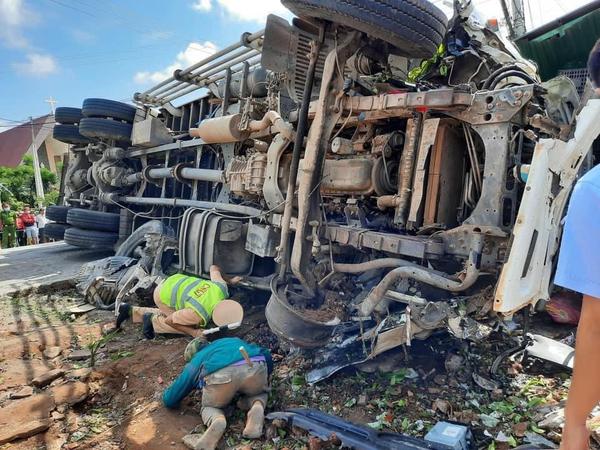 Ô tô tải tông vào xe khách rồi gây tai nạn liên hoàn khiến ít nhất 7 người thương vong tại Đắk Lắk