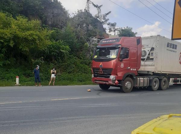 Mazda CX-5 "tạt đầu" xe container rồi tông vào vách núi tại Lạng Sơn
