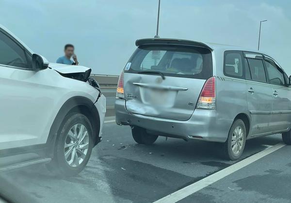 Toyota Innova phanh gấp trên cầu Nhật Tân gây ra vụ tai nạn nối đuôi với Hyundai Tucson, giao thông ùn tắc nghiêm trọng