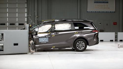 Toyota Sienna 2021 mang về thành tích tốt trong thử nghiệm độ an toàn tại Bắc Mỹ
