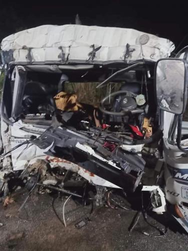 Hai người tử vong tại chỗ sau cú tông đuôi xe đầu kéo trên cao tốc Nội Bài - Lào Cai