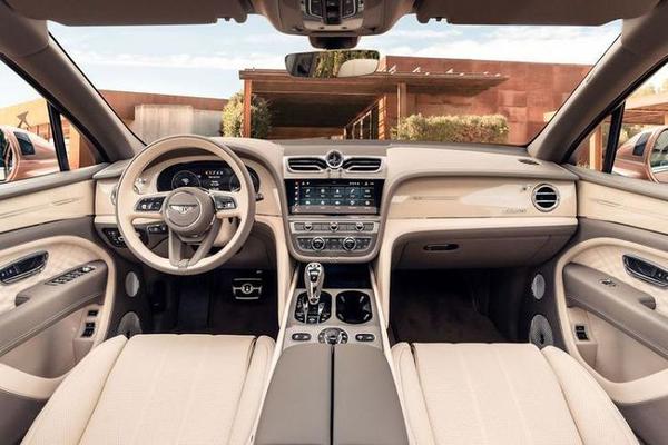 Bentley Bentayga EWB trục cơ sở dài với tổ hợp trang trí nội thất giá chỉ 24 tỷ đồng