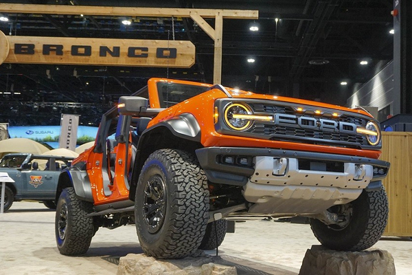 Ảnh thực tế Ford Bronco Raptor 2022, ngoại hình hầm hố và mạnh mẽ