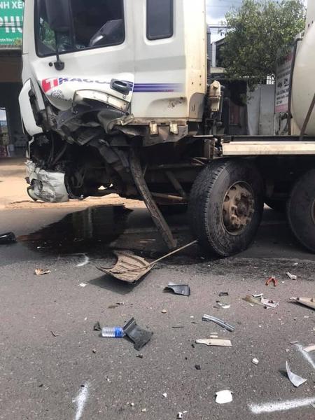 Toyota Fortuner va chạm xe bồn khiến 2 phương tiện vỡ nát, giao thông ùn tắc nghiêm trọng