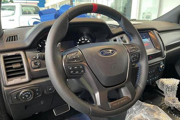 Ford Ranger XLS AT tại đại lý bán cao hơn 90 triệu đồng so với giá niêm yết