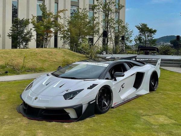Lamborghini Aventador "biến hình" thành xe đua nhờ bản độ từ Liberty Walk