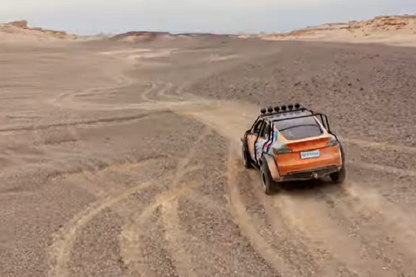 Độc đáo với Tesla Model Y bản độ off-road vượt sa mạc