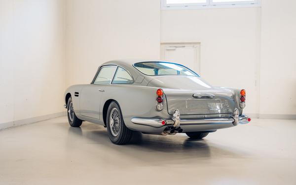 Aston Martin DB5 của cố diễn viên thủ vai James Bond được rao bán đấu giá