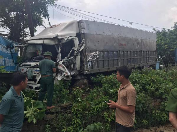 Ô tô tải vượt ẩu dưới mưa lớn, va chạm với xe ben rồi lao xuống bãi cỏ bên đường tại Phú Thọ