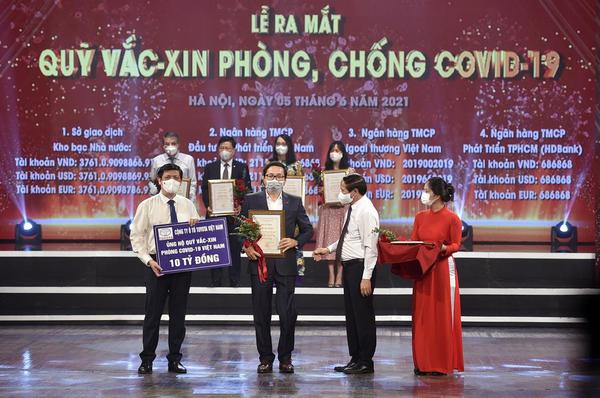 Toyota Việt Nam ủng hộ 10 tỷ đồng cho Quỹ Vắc-xin phòng, chống COVID-19