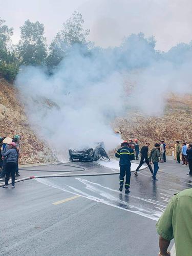 Lật ngửa sau cú tông vào vách núi, ô tô Mazda bốc cháy khiến 1 người tử vong, 2 người đi cấp cứu