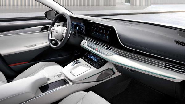 Hyundai Grandeur ra mắt phiên bản đặc biệt sử dụng toàn màu trắng gây chú ý
