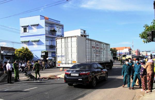 Xe máy sang đường va chạm xe tải khiến cặp vợ chồng tử vong tại Ninh Thuận