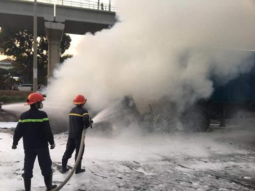 Xe container bất ngờ phát hỏa trên xa lộ Hà Nội khiến nhiều người hốt hoảng