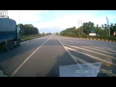 Đánh lái tránh ô tô khách, xe bồn va chạm với xe đầu kéo khiến tài xế tử vong trên cao tốc Hà Nội - Bắc Giang
