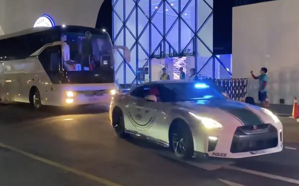 Xe dẫn đường cho đội tuyển Việt Nam của cảnh sát Dubai là xe gì ?