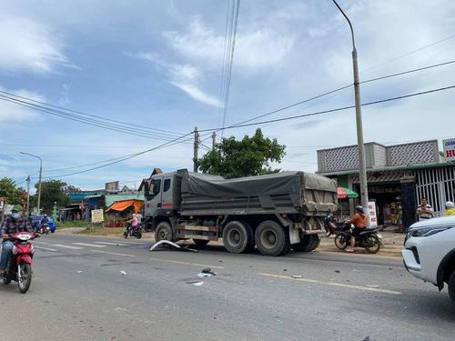 Xe ben tông đuôi ô tô dẫn đến tai nạn liên hoàn tại Đồng Nai