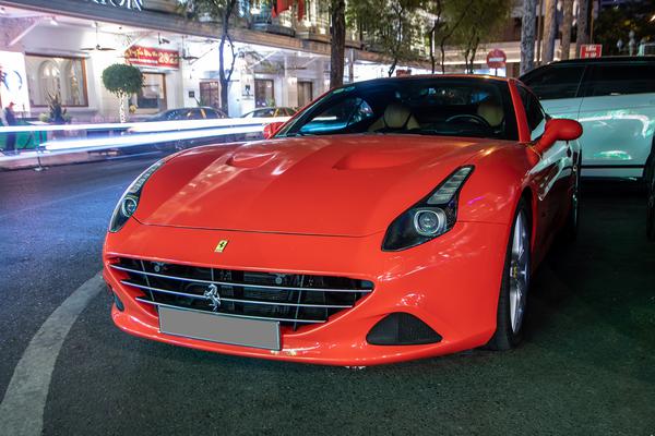 Ngắm Ferrari California T đỏ rực rỡ trên đường tại TP.HCM