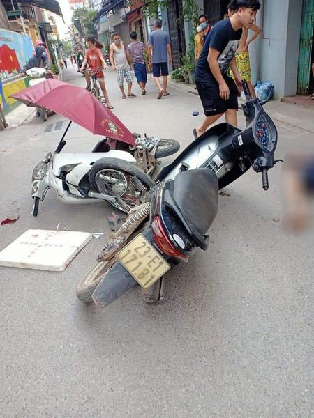 Thanh niên lái xe máy tông trúng xe máy đi từ ngõ ra khiến 2 người thương vong tại Hà Nội