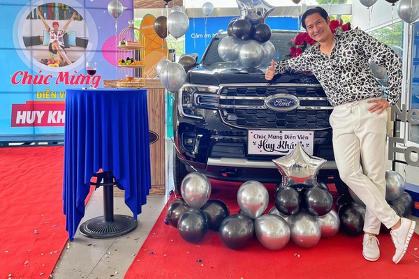 Diễn viên Huy Khánh "tậu" SUV 7 chỗ Ford Everest 2022 hơn 1,2 tỷ đồng