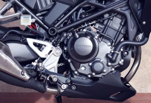 Honda CB250R 2022 cải thiện trải nghiệm người lái với phuộc và màn hình LCD được nâng cấp
