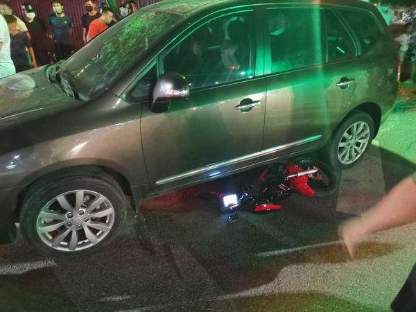Ô tô Kia Carens tông vào 4 chiếc xe máy đang đỗ dừng đèn đỏ khiến 4 người bị thương tại Hải Phòng