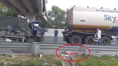 Tài xế xe tải tử vong trong cabin sau cú tông đuôi xe bồn trên cao tốc Hà Nội - Hải Phòng