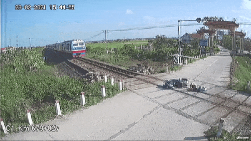 Người đàn ông điều khiển xe máy lao vào gác chắn rồi té ngã dưới đường ray khi tàu hỏa chạy đến