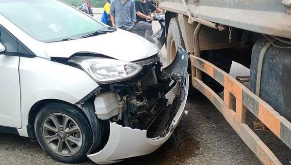 Hyundai i10 tông vào xe tải khiến phần đầu xe vỡ nát, hư hỏng nặng nề