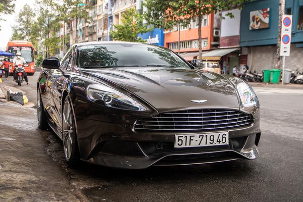 Chiêm ngưỡng Aston Martin Vanquish của ông Đặng Lê Nguyên Vũ xuống phố