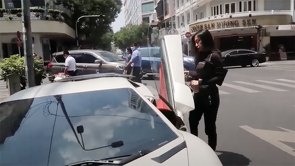 Chủ nhân của Lamborghini Aventador bản độ tiền tỷ siêu độc tại Việt Nam là một Hotgirl 9x