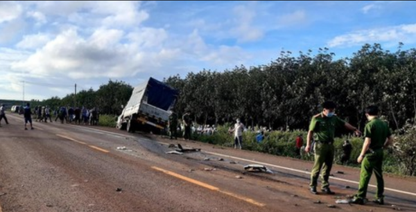 Xe tải tông trúng ô tô con, khiến 3 người tử vong tại Gia Lai