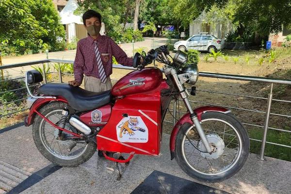 Cậu bé 15 tuổi tự chế thành công xe máy điện, có thể di chuyển 100km sau mỗi lần sạc