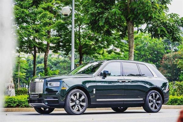 Rolls-Royce Cullinan màu xanh lục bảo hàng hiếm được đại gia Việt "chốt đơn"