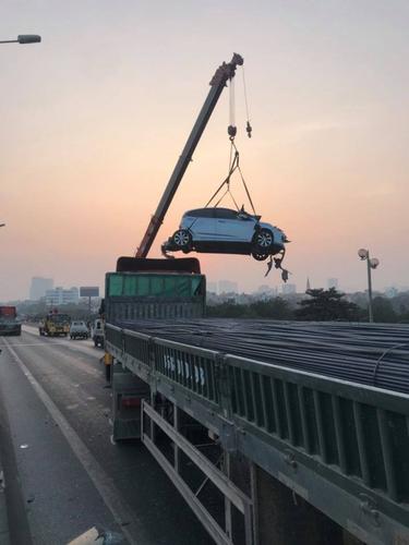 5 ô tô va chạm trên cầu Thanh Trì khiến giao thông ùn tắc kéo dài 10km