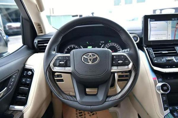 Giá bán Toyota Land Cruiser 2022 "leo thang" gần 6 tỷ đồng tại Việt Nam