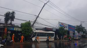 Xe khách Kim Mã tông gãy cột điện, tài xế đưa đi cấp cứu