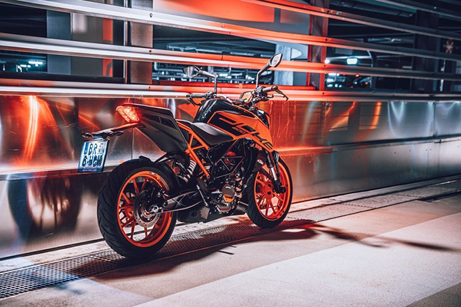 2017 KTM Duke 390 and Updated Duke 200 to Launch in India on February 23