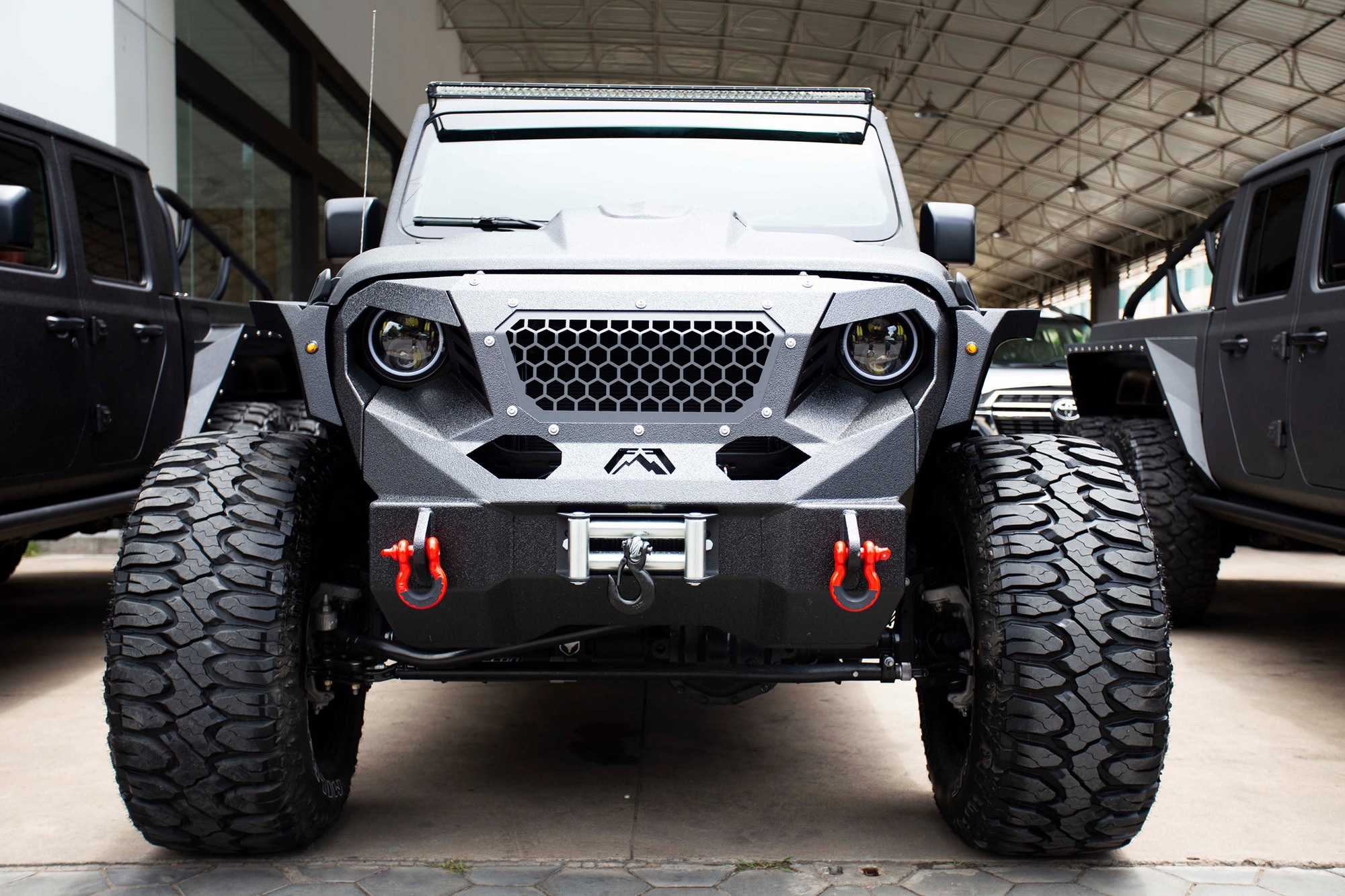 Jeep Gladiator độ 6 bánh siêu độc-lạ tại Việt Nam với giá hơn 6,8 tỷ đồng -  Xe 360