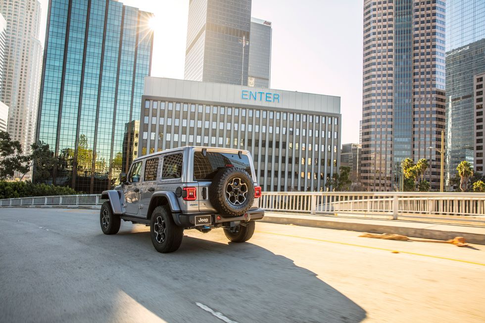 Jeep Wrangler 4xe Plug-In Hybrid 2021 công bố giá với 2 phiên bản là Sahara  và Rubicon - Xe 360