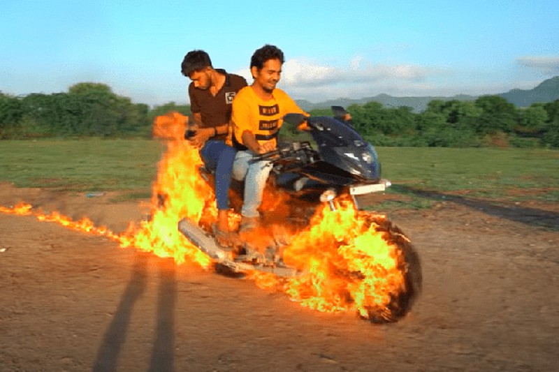Bắt Chước Ghost Rider Trong Phim Ảnh, 2 Thanh Niên Ấn Độ Đốt Xe Rồi Lái - Xe  360
